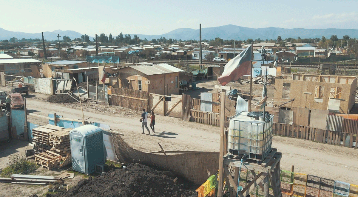  En solo dos años, la cantidad de familias viviendo en campamentos aumentó en un 73,52% según un catastro realizado por TECHO-Chile y Fundación Vivienda. El estallido social y la pandemia profundizaron el fenómeno.