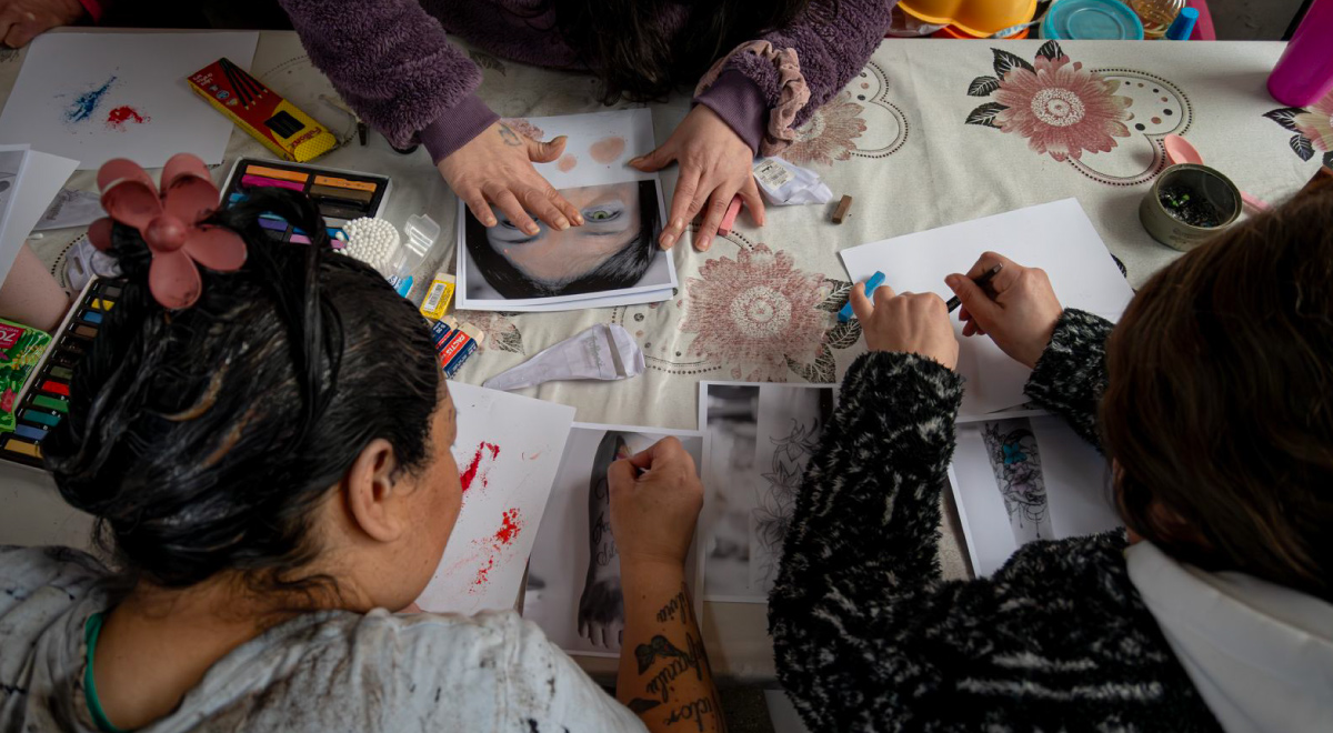  La iniciativa, desarrollada por la fundación Pájarx Entre Púas, benefició a 100 mujeres en cinco recintos penitenciarios de Valparaíso y estuvo enmarcado en la obra de Gabriela Mistral.