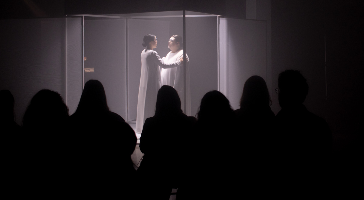  La ópera contemporánea “No Tengan Miedo Si Viene La Niebla” vuelve a escena con una nueva temporada en la galería del CA660 de Fundación CorpArtes. La obra propone un recorrido por el imaginario de Gabriela Mistral, explorando su dimensión más íntima y reflexiva a través de una experiencia escénica inmersiva.